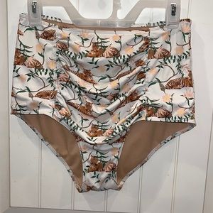 KORTNI JEANE Womens Size M Tiger flower and leaf print ruched bottoms.